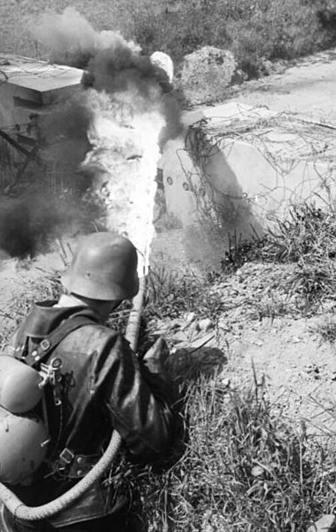 Retrato de nazi con un lanzallamas