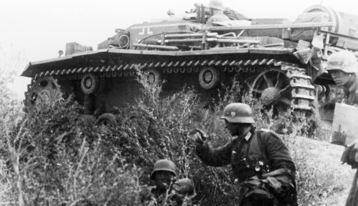 Estampa de carro de combate nazi e infantería